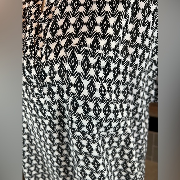 Pleione Black & White Aztec Shirt Sleeveless Collared Blouse Women's medium - Picture 4 of 7